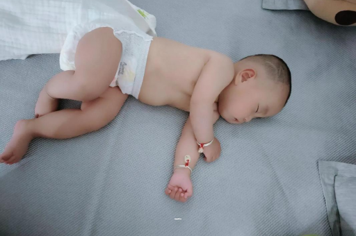 惠州宝宝胳膊上起红疙瘩